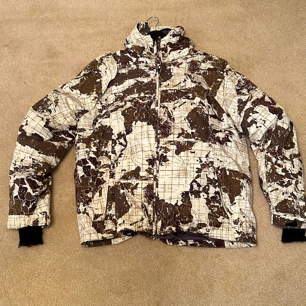 Mens large Oakley snow jacket and snow pants.